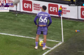 Igrač Liverpula spustio šorc, sevnula "zadnjica", a onda asistirao za gol! Urnebesna scena u Premijer ligi (VIDEO)