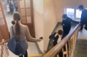 Pojavili se prvi snimci pucnjave u Rusiji: Deca panično napuštaju školu, haos u hodnicima, očajni roditelji čekaju ispred (VIDEO)