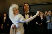 Brena i Boba slave godišnjicu braka! Evo kako su im se majke veselile na svadbi, a ovi pevači su zabavljali goste (VIDEO)