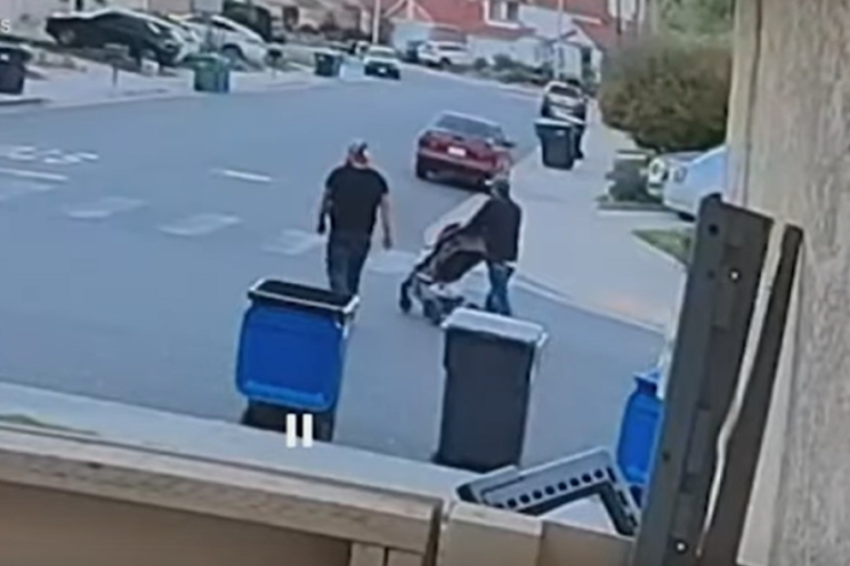 Šok snimak: Čovek šetao sa bebom u kolicima, a onda dobio žestok udarac, završili na putu i on i dete