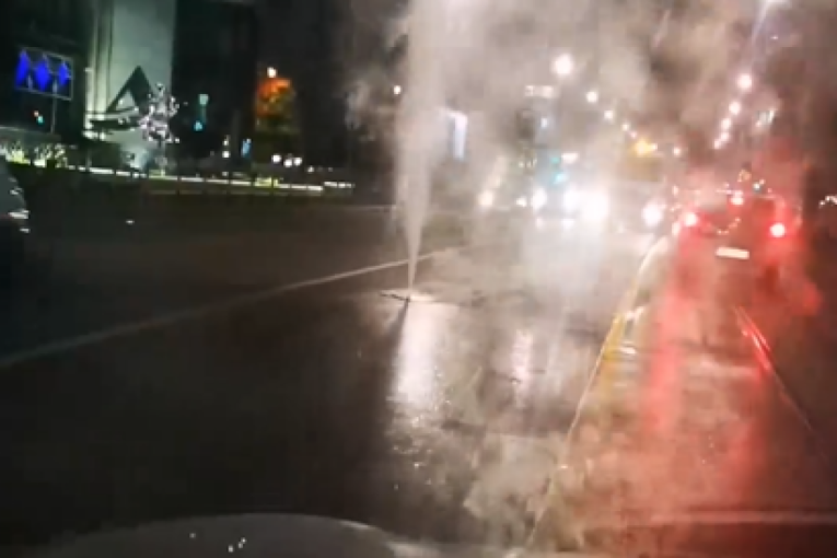 Haos u Požeškoj ulici: Pukla cev, voda šiklja kao gejzir (VIDEO)