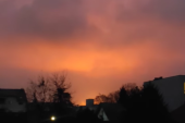 Stanovnici Pančeva uplašeni zbog čudne svetlosti iznad grada dok nebo "treperi": "Dramatično je blaga reč, ovo je sablasno" (VIDEO)