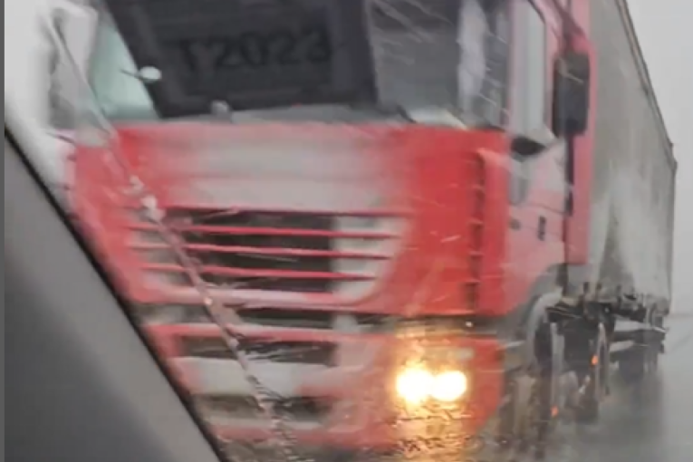 Ovo više nije normalno, ubiće nekoga: Kamionom u punoj brzini u suprotnom smeru na auto-putu! (VIDEO)