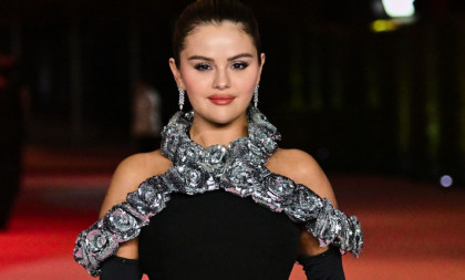 Posle niza kritika o izgledu, Selena Gomez je odlučila da zablista u sigurnoj crnoj kombinaciji