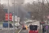 Izgoreo automobil na Čukarici: Vatrena stihija nasred puta! (VIDEO)