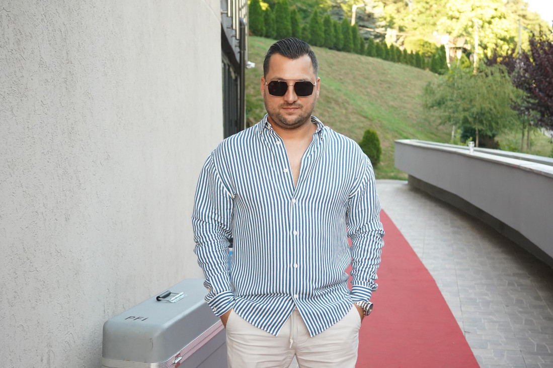 Naš pevač čeka peto dete, a sada otkriva da li će biti na ženinom porođaju: Zezala me je da nemam hrabrosti za to!