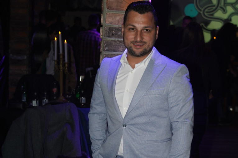 Naš pevač dobio peto dete! Stigao treći sin: Odmah podelio sliku supruge i naslednika, pa otkrio ime (FOTO)