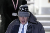 Osramoćeni britanski premijer na udaru navijača: Skini tu kapu, nemaš ti veze sa našim klubom!
