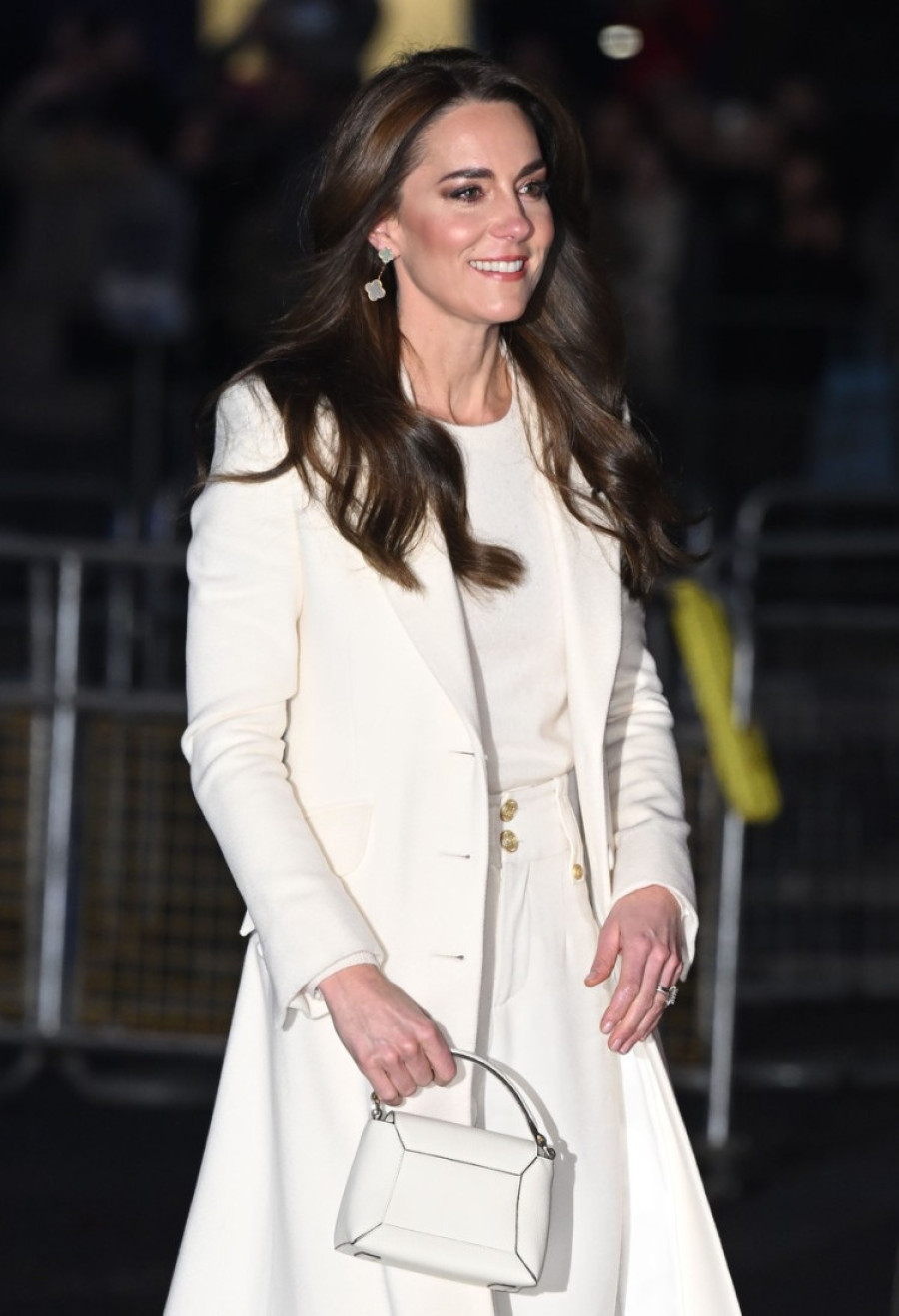 Da li je ovo suptilna poruka za Kejt i kraljevsku porodicu? Megan Markl u belom odelu u poseti Jordanu (FOTO)