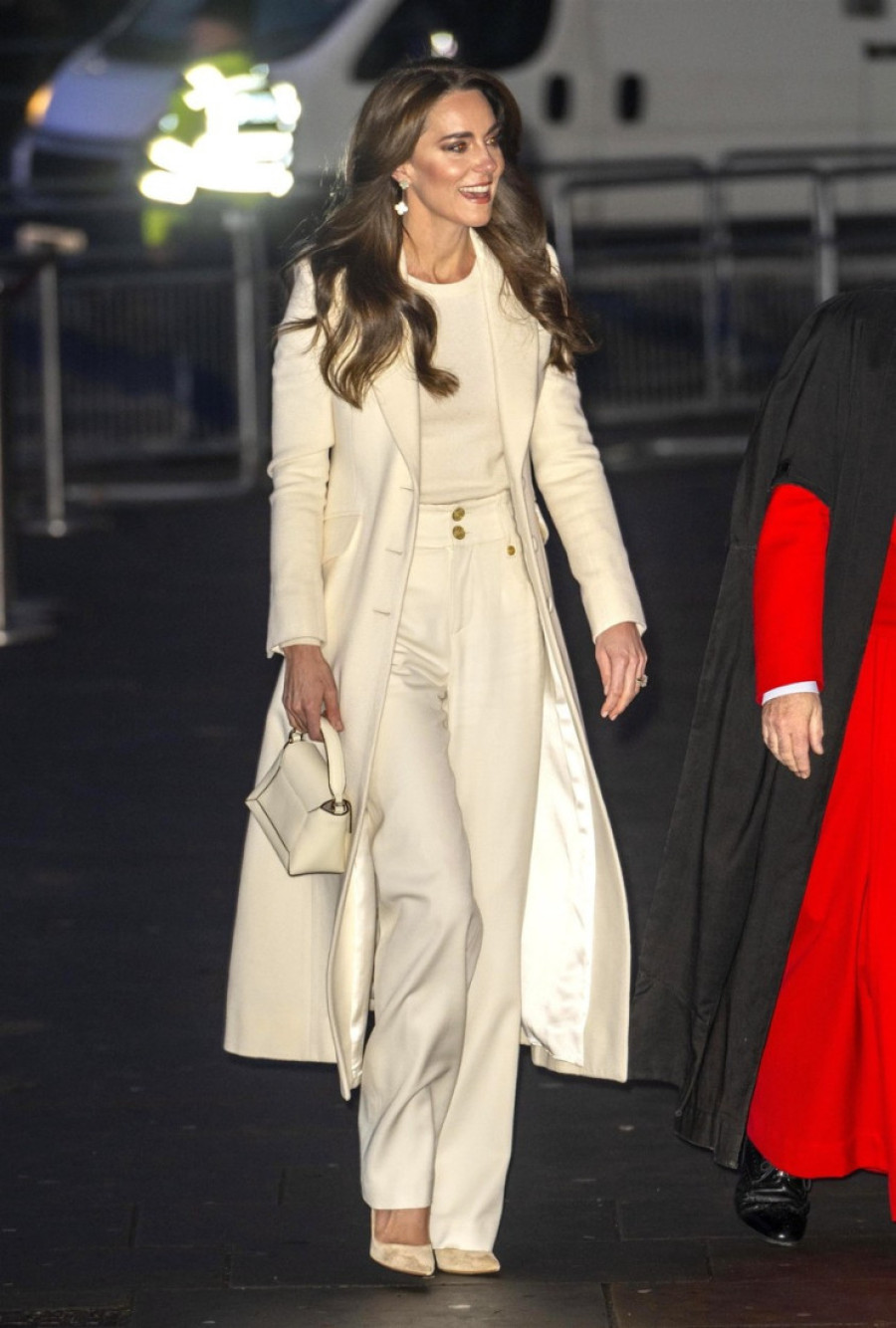 Kejt Midlton je zablistala na božićnom spektaklu u snežno belom kaputu - svima je neophodan ove zime