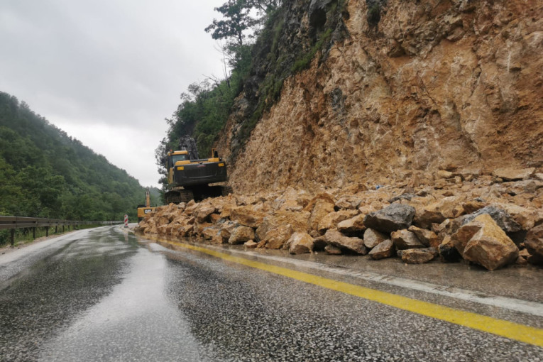 Odron u kanjonu Morače: Ogromno kamenje se survalo na put, vozači sami čistili kolozov!