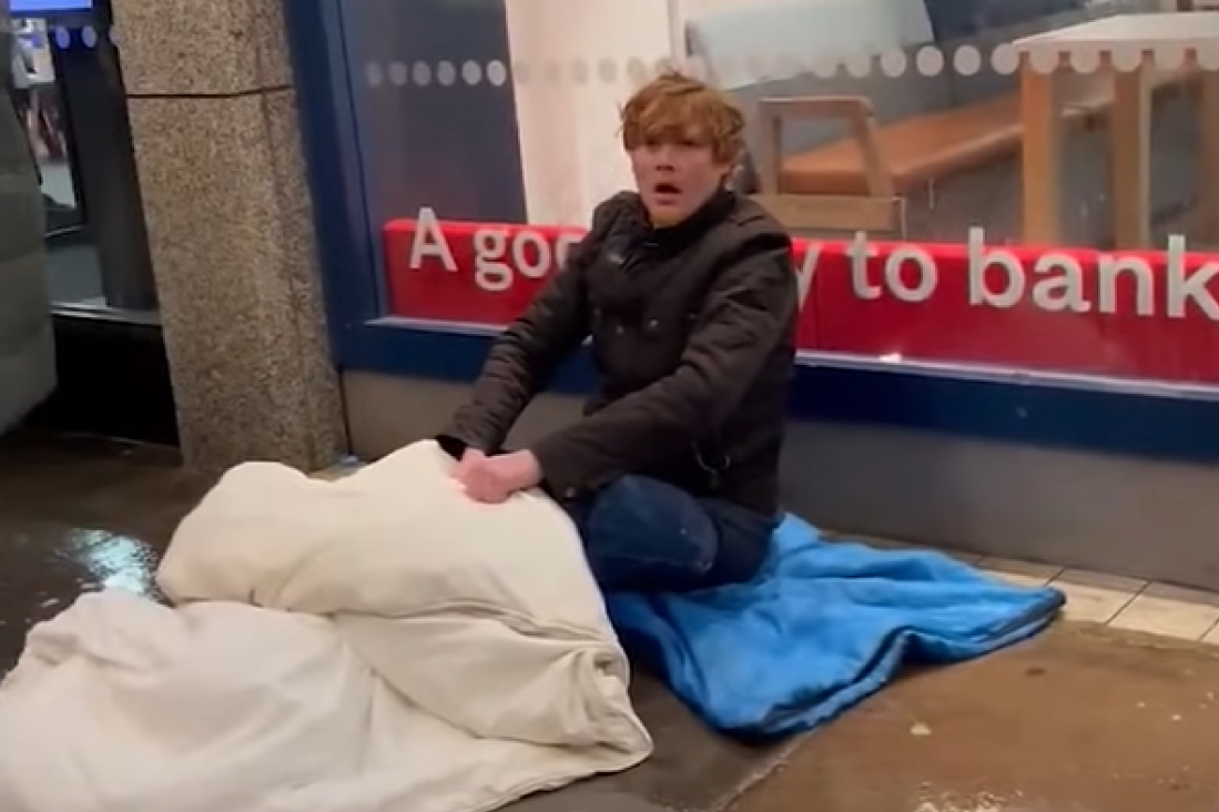 Beskućnik sedeo ispred "Mekdonaldsa", obezbeđenje ga ispolivalo vodom (VIDEO)