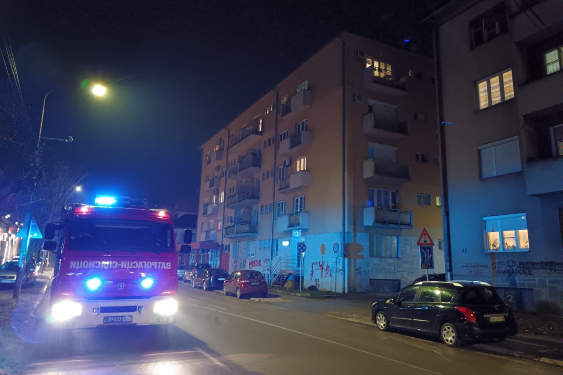 Zapalila se zgrada u Čačku: Stanari u panici napustili svoje stanove! (FOTO)