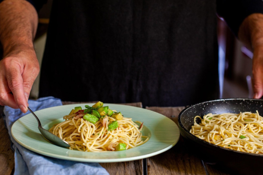 Dodajte ovaj sastojak u pirinač i testeninu kako biste ih sprečili da se slepe tokom kuvanja