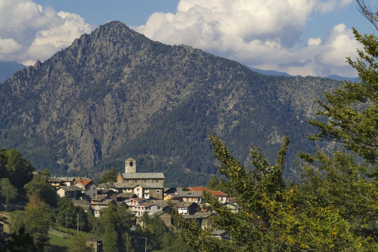 Stanovnici alpskog sela u Italiji stavili veliko ogledalo na brdo da bi tokom zime dobili sunčevu svetlost, pa postali turistička atrakcija