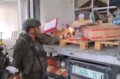 Izraelski vojnici snimljeni kako pale namirnice za Palestince: Uništavaju sa osmehom na licu (VIDEO)