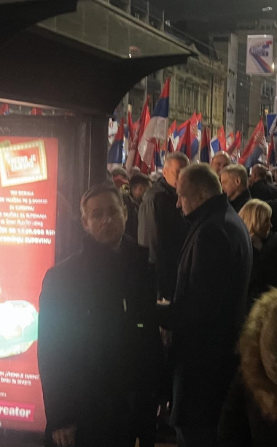 Sad je jasno zašto se Đilas krio na sopstvenom skupu: Na Trgu u vreme mitinga prodefilovalo oko 3.500 ljudi!