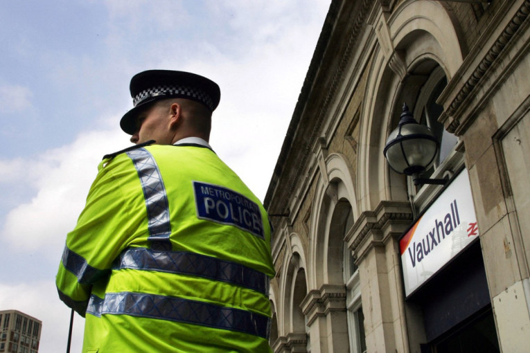 “Krv je bila svuda, ljudi su vrištali i bežali!” Putnici u šoku – noževima sekli ljude nasred vagona! (VIDEO)