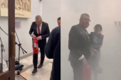 Poljski poslanik napravio haos u parlamentu: Aparatom za gašenje požara ugasio jevrejski svećnjak (VIDEO)