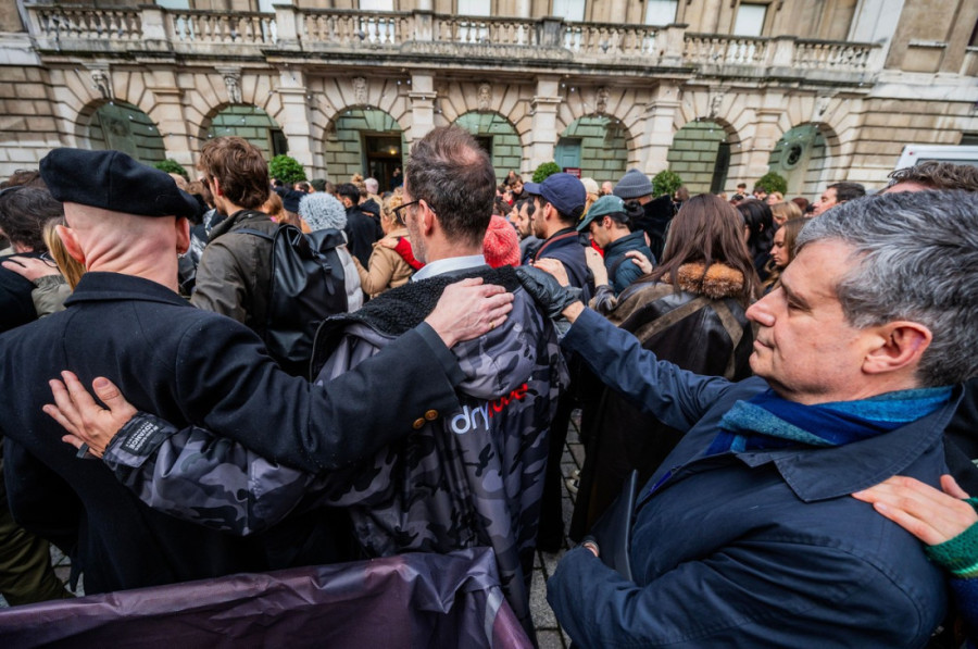 Prekinut performans Marine Abramović u Londonu: Dogodilo se nešto neočekivano (FOTO)