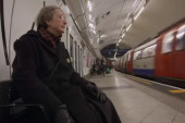 Ova žena godinama dolazi na železničku stanicu samo da bi čula glas sa razglasa, a razlog je više nego dirljiv (VIDEO)
