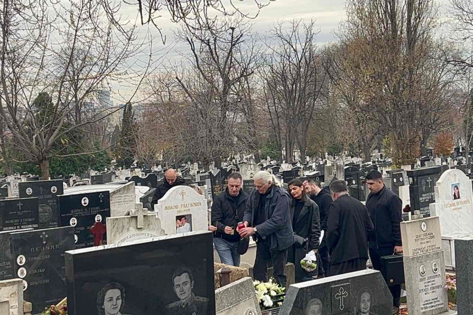 Godišnjica smrti Milana Radulovića Laće: Futa stoji nem pored grobnog mesta (FOTO/VIDEO)