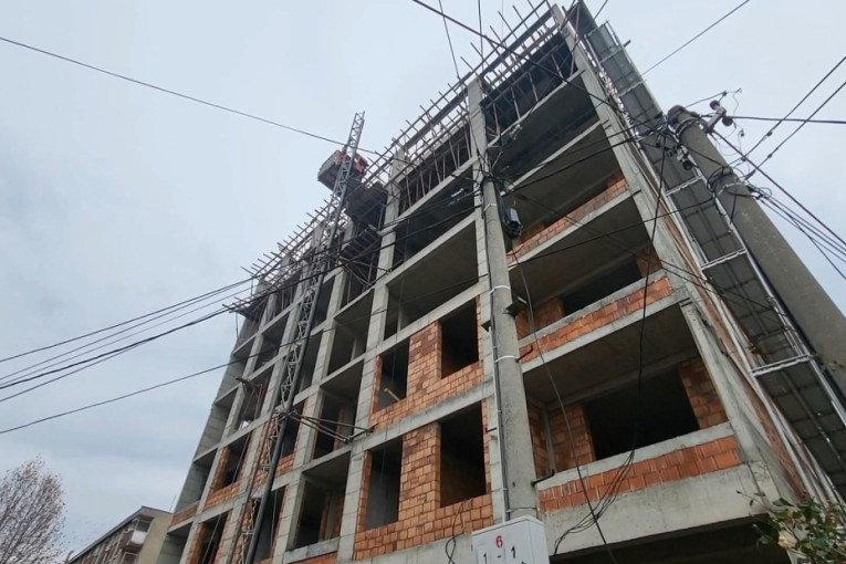 Tragedija u širem centru Čačka: Pao radnik sa vrha zgrade na gradilištu, nastradao na licu mesta (FOTO)