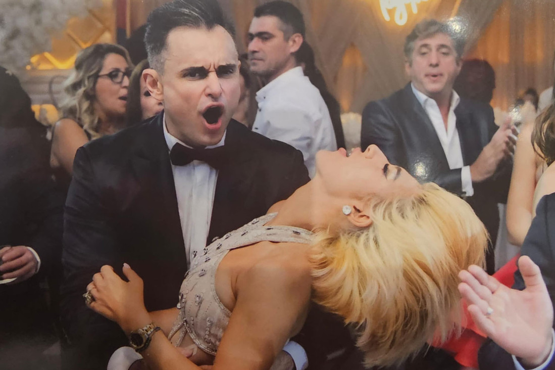 Prvi javni poljubac Jovane Jeremić i njenog dečka: Poznati pevač im peva emotivnu pesmu, a sve oči uprte u njih (VIDEO)