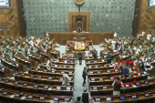 Muškarac upao u parlament, skakao preko stolova! Bačen i suzavac (VIDEO)