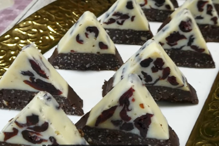 Recept dana: Dekorativna šarena piramida koja se ne peče ukrasiće vaš tanjir posnih sitnih kolača