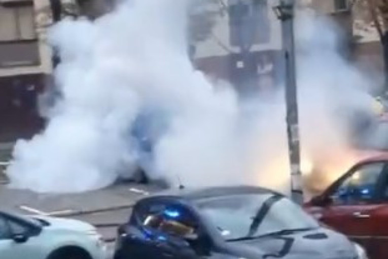 Buktinja u Novom Sadu: Izgoreo automobil na parkingu, vatra buknula iz haube! (VIDEO)
