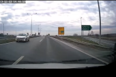 "I to levom trakom"! Tempirana bomba na Zrenjaninskom putu: Vozio u kontrasmeru! (VIDEO)