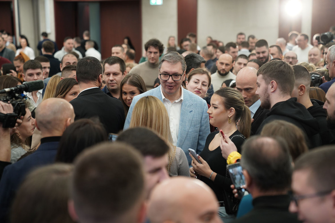 Vučić i Šapić sa mladima u Sava centru: Gužva oko predsednika, svi hteli da se slikaju (FOTO/VIDEO)