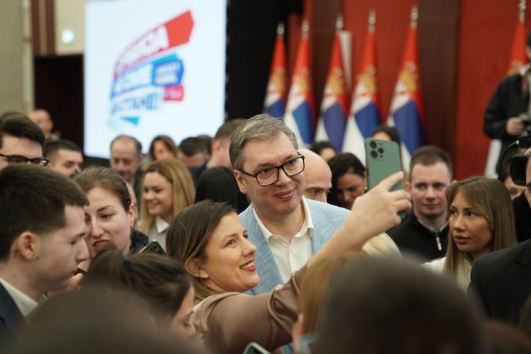 Vučić i Šapić sa mladima u Sava centru: Gužva oko predsednika, svi hteli da se slikaju (FOTO/VIDEO)