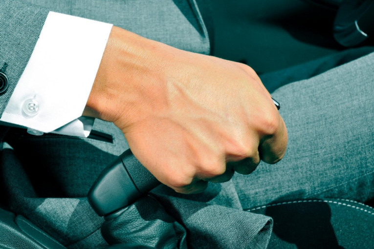 Kako se pravilno parkira auto sa automatskim menjačem: Evo šta obavezno morate da uradite na uzbrdici i nizbrdici