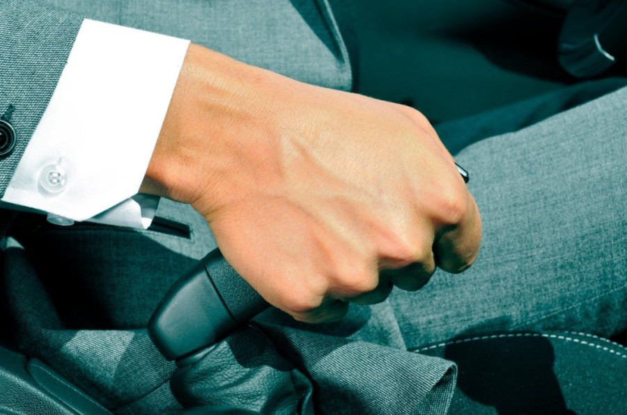 Zima nosi ozbiljne izazove za vožnju: Kako odmrznuti ručnu kočnicu automobila? (VIDEO)