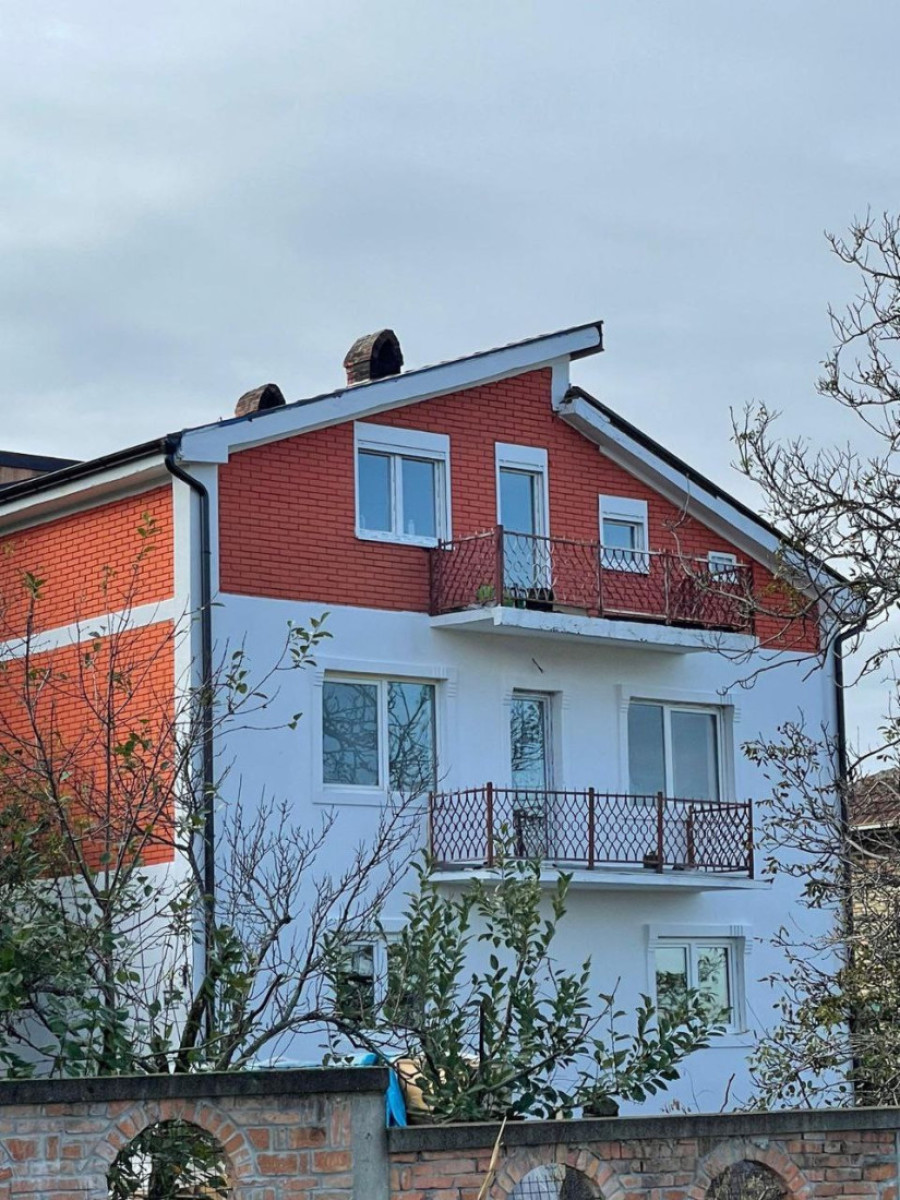 Porodica iz Ledinaca više nije bez krova nad glavom: Kompanija "Montop Pro" sanirala celokupnu štetu od požara na stambenom objektu (FOTO)