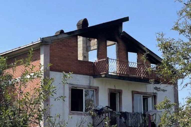 Porodica iz Ledinaca više nije bez krova nad glavom: Kompanija "Montop Pro" sanirala celokupnu štetu od požara na stambenom objektu (FOTO)