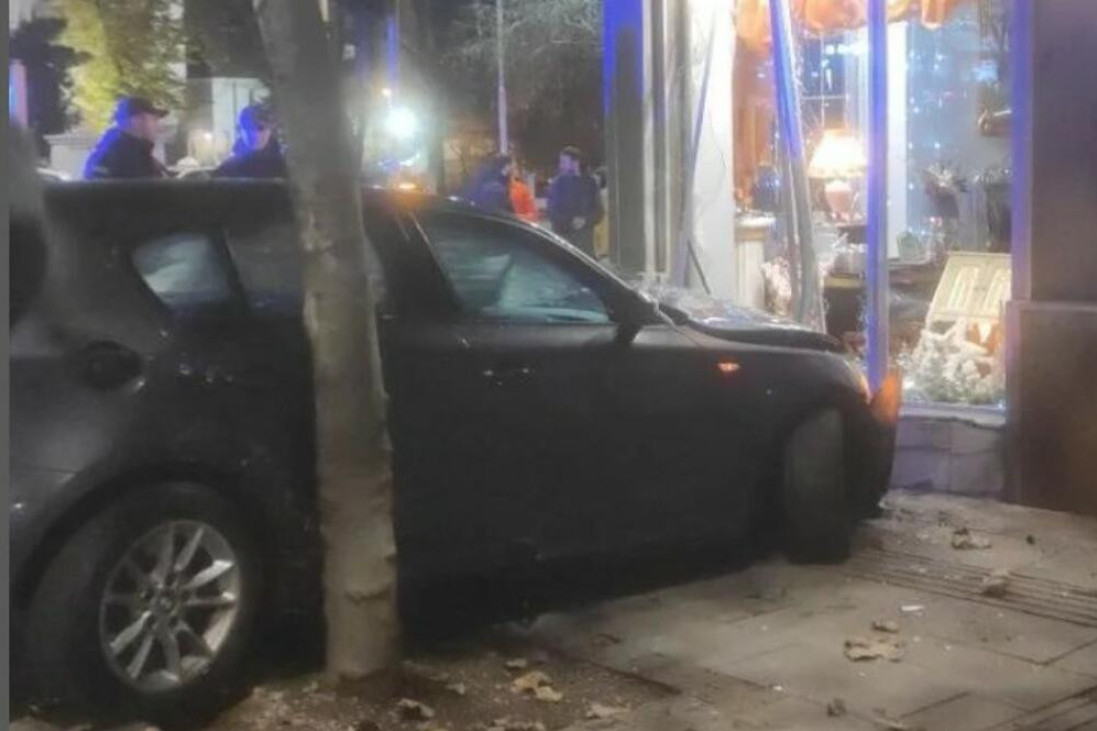 Zakucao se automobilom u izlog na Dorćolu! Udes na uglu Francuske i Cara Dušana, sve polomljeno! (FOTO)