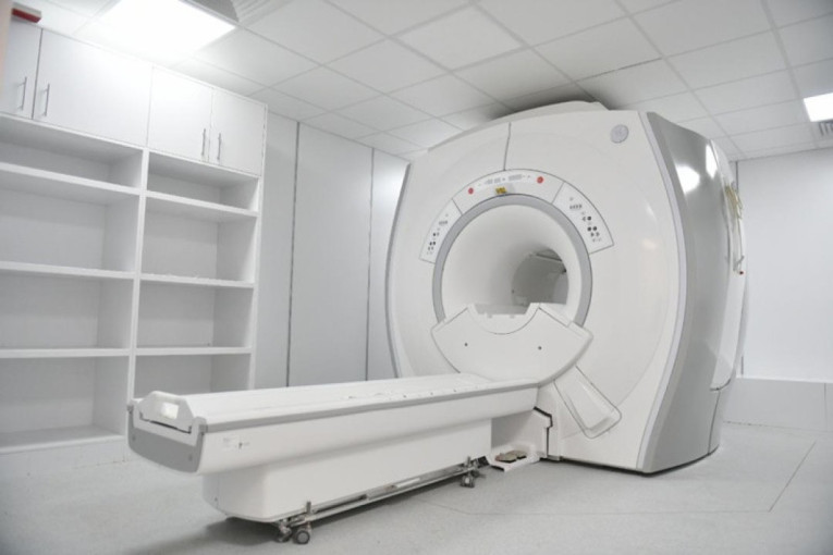 Građani Moravičkog okruga više neće morati na preglede u Beograd i Kragujevac: Najsavremenija magnetna rezonanca stigla u čačansku bolnicu