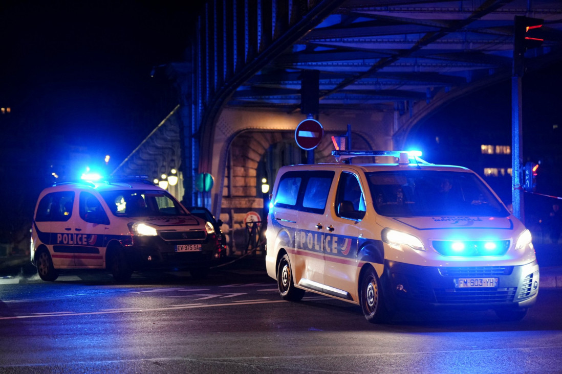 Drama u Parizu! Muškarac pucao u dvojicu policajaca u policijskoj stanici, pre toga ubo suprugu (VIDEO)