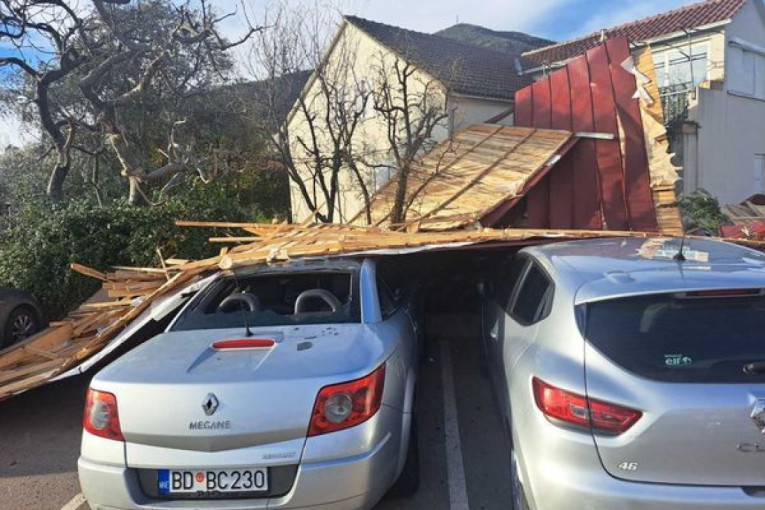 Olujni vetar protutnjio Budvom: Leteo krov škole, oštećeno nekoliko automobila (FOTO)
