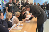Predsednik Vučić glasao na Novom Beogradu (FOTO)