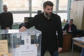 Aleksandar Šapić glasao na Bežanijskoj kosi (FOTO)