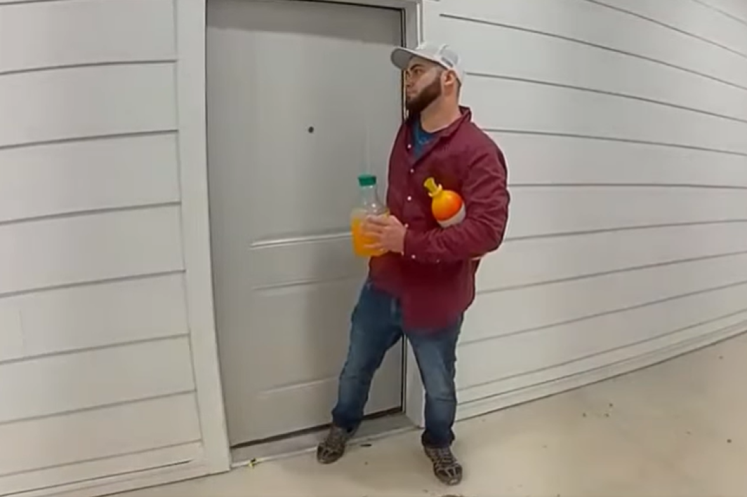 Lopov upao u stan i ukrao piće kako bi napravio koktel (VIDEO)