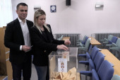 Ministar Milićević sa ćerkom glasao u Valjevu (FOTO)