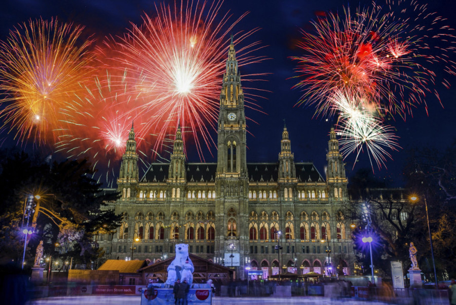 Šareno rublje, razbijanje tanjira i bacanje nameštaja: Kako svet dočekuje Novu godinu?