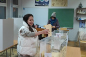 Ceca Ražnatović izašla na glasanje: U opuštenom izdanju i bez šminke jedva stigla na biračko mesto (FOTO/VIDEO)