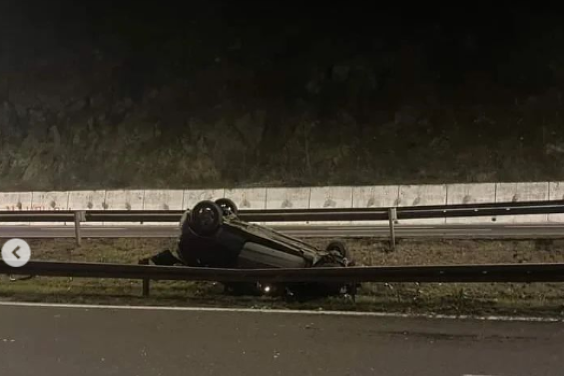 Težak udes kod Bubanj Potoka! Automobil posle sudara probio zaštitnu ogradu i završio na krovu (VIDEO)