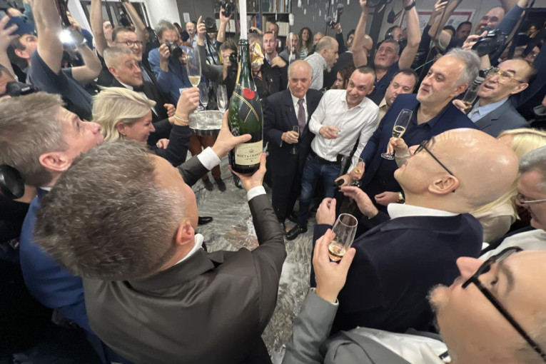 Slavlje u izbornom štabu SNS: Ubedljiva pobeda, šampanjac, aplauzi, ali i veliki vatromet u centru Beograda (FOTO/VIDEO)